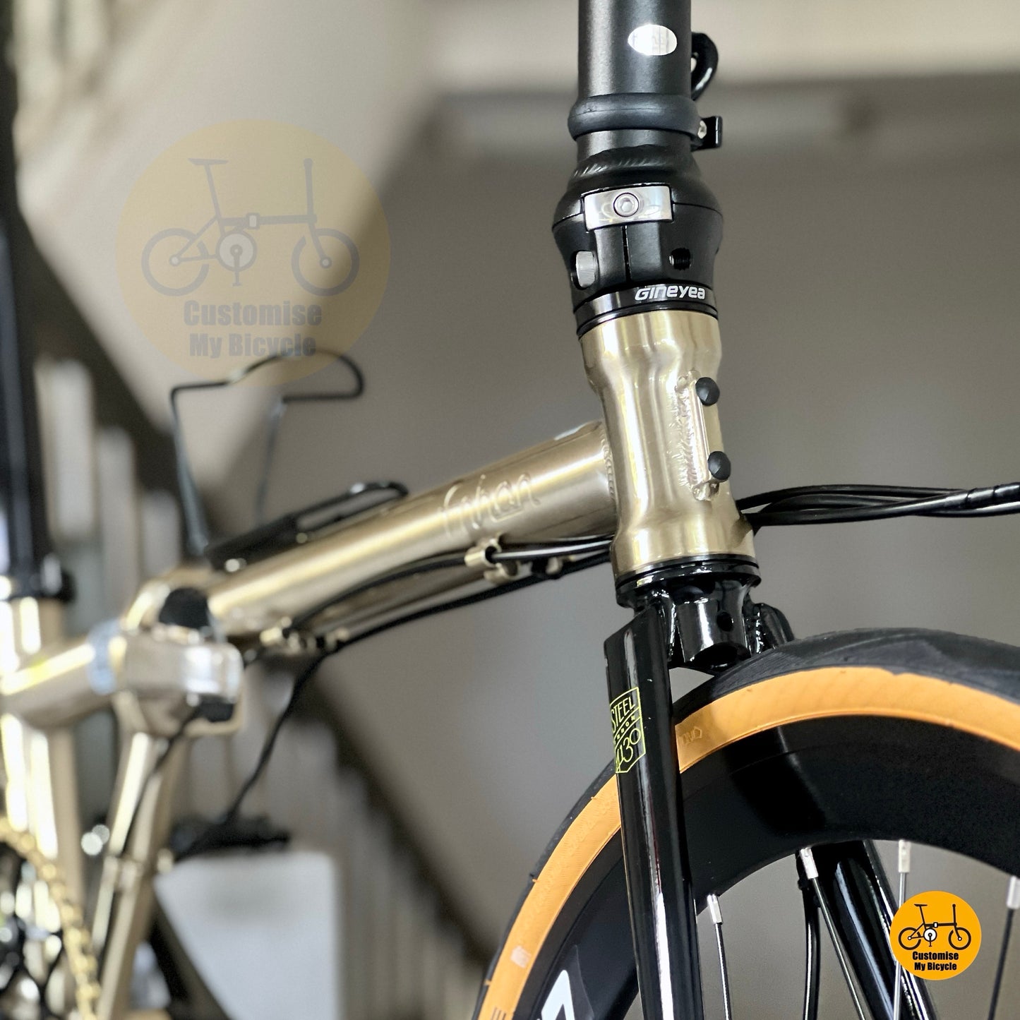  Zoomed shot of folding hinge and frame joint on Fnhon Gust titanium gold, showing seamless welding and sturdy clamp mechanism.
