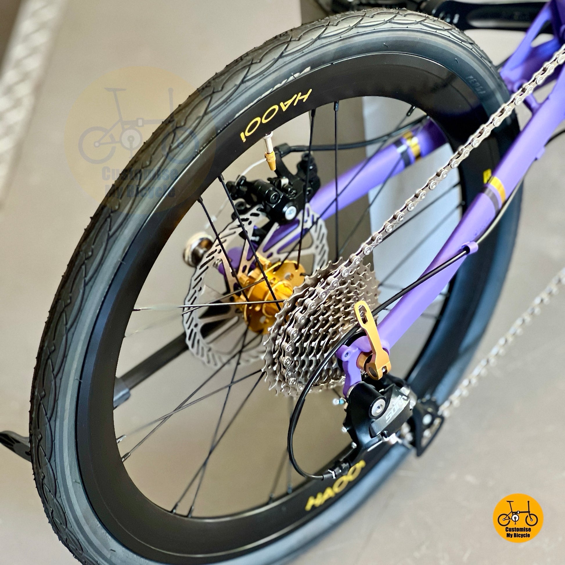 Fnhon Gust Shimano 9 gears drivetrain close up
