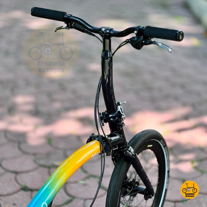 Cockpit Design of Fnhon GT20 20" Trifold Aurora Blue with 10 gears and Hydraulic Brake