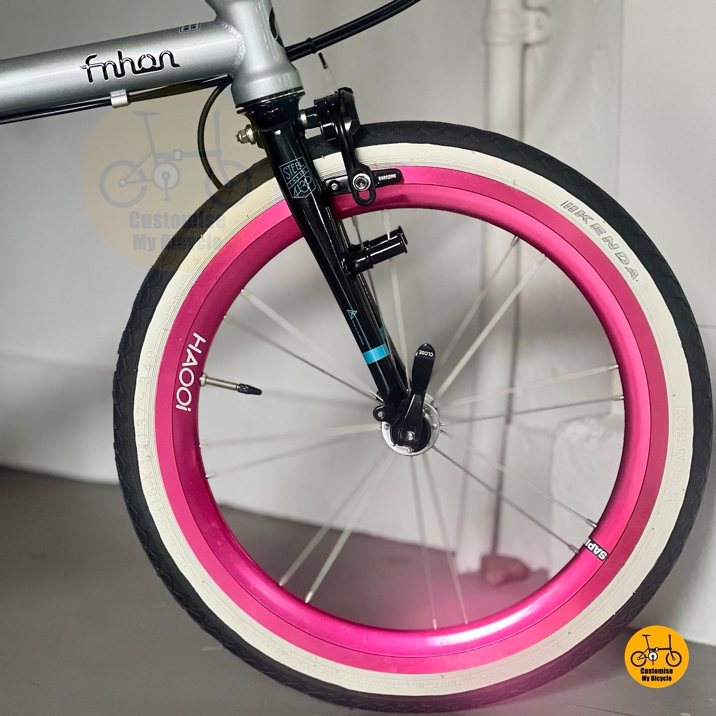 Front wheel close up with HAOOI aero rims and KENDA tyres
