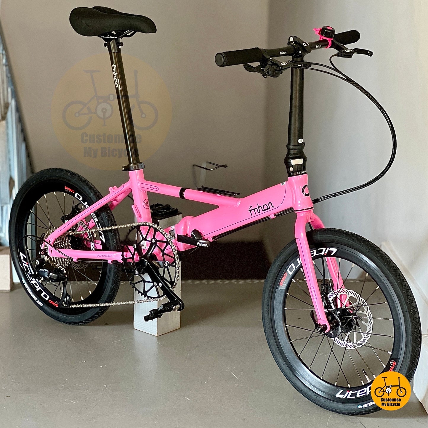 Basikal lipat Fnhon Monsoon 20-inci Hot Pink dengan Shimano 9 kelajuan dan roda aero Litepro
