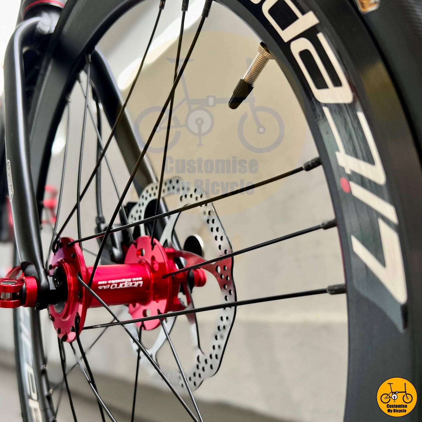 Red Accents Fnhon Monsoon 22-Inch Folding Bike – A Sleek Look with Premium Features
