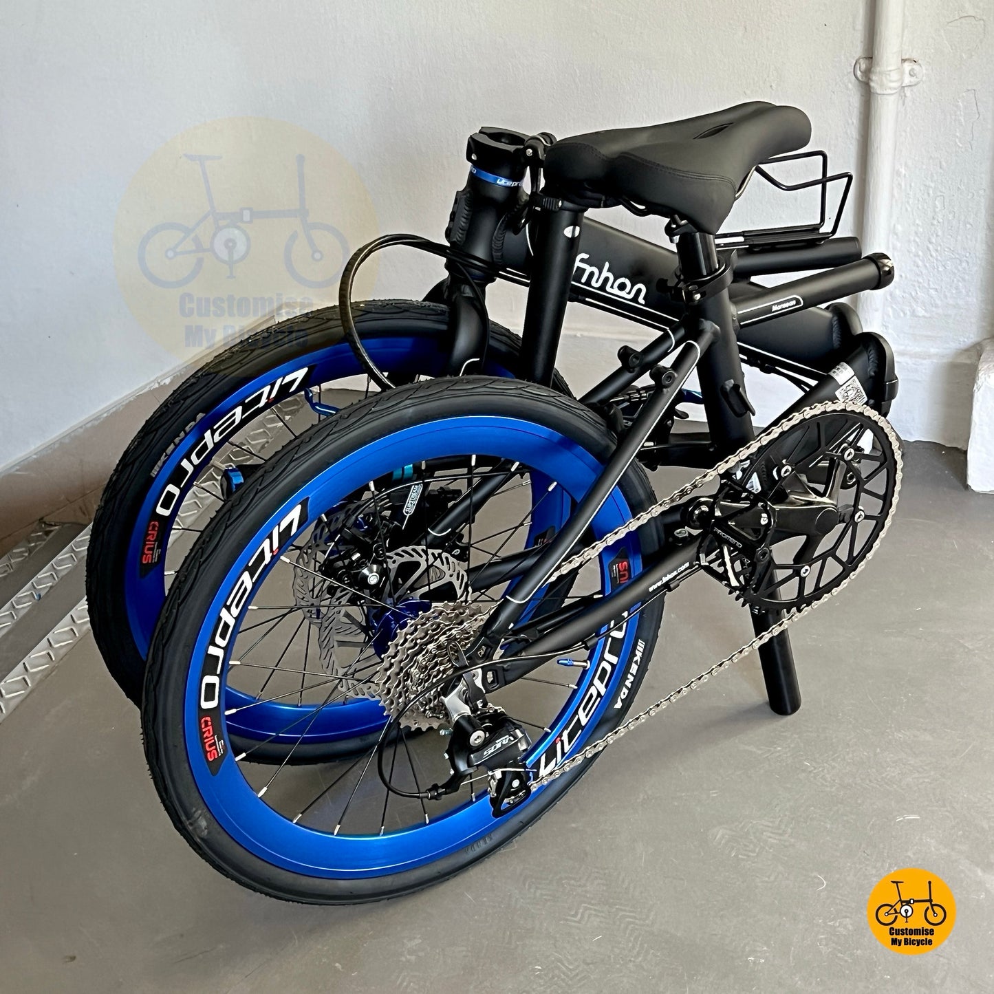 Detailed shot of Fnhon adjustable handle post and Litepro adjustable seat post on Monsoon 22 inch folding bike