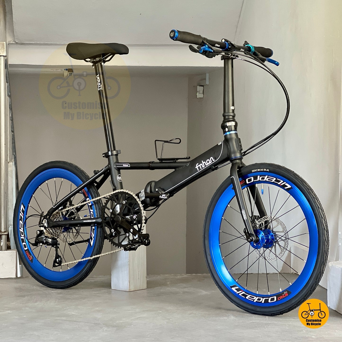 Basikal lipat Fnhon Monsoon 22 inci Matte Black Blue Shimano 9 kelajuan ringan
