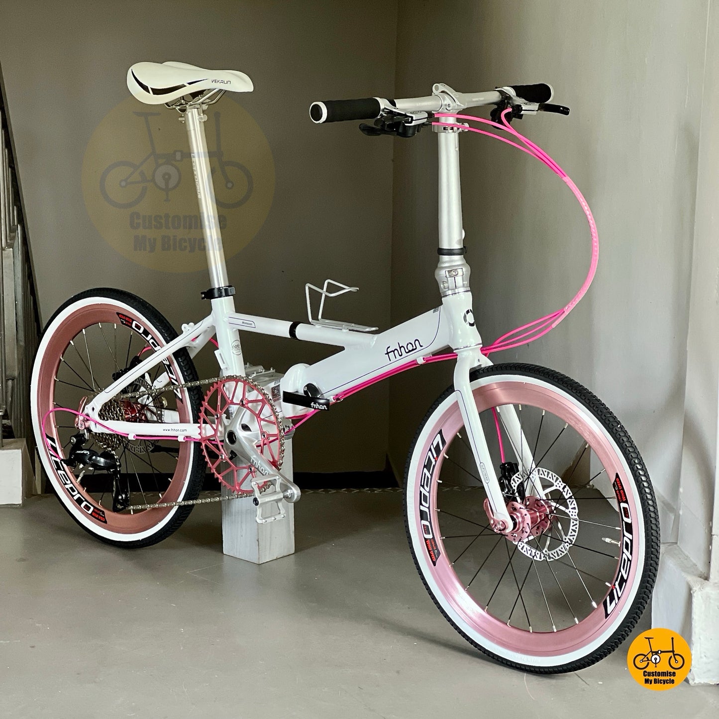 Basikal boleh lipat Fnhon Monsoon 22” warna Dreamy White dan tayar dinding putih