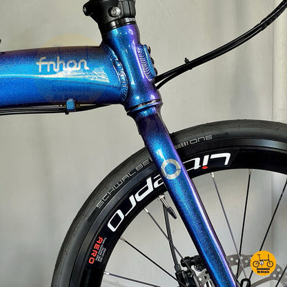 Front angle of folding bicycle with SCHWALBE One tyres and Aero wheels
