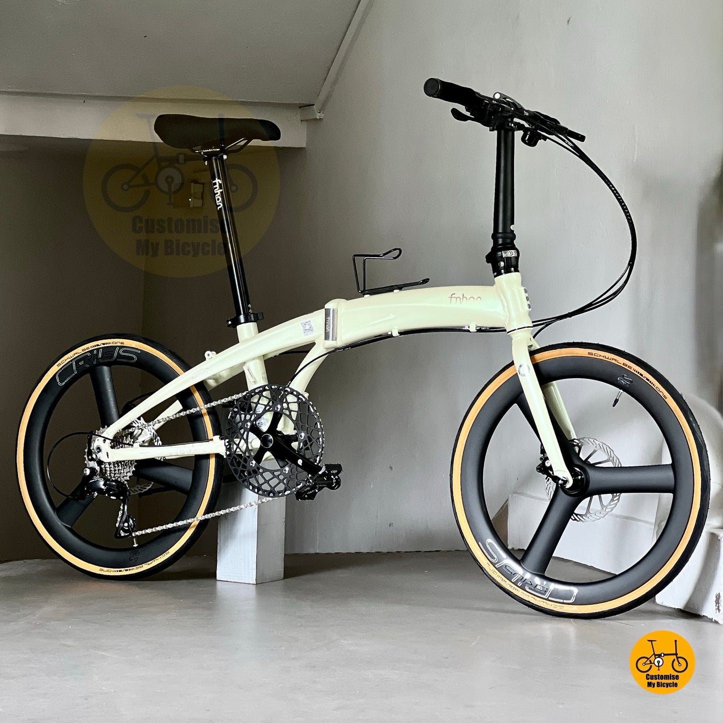 Sepeda lipat Fnhon Tornado 22 inci Beige dengan Shimano 9s dan roda karbon Crius
