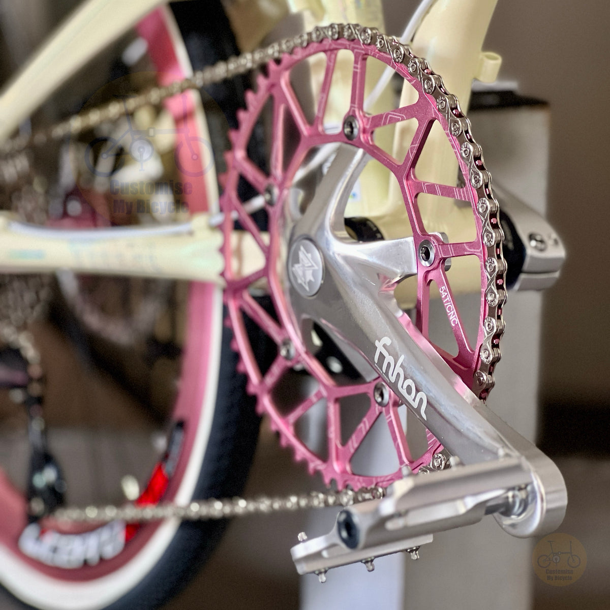 Fnhon Tornado 22" Beige folding bike rear derailleur gearset detail