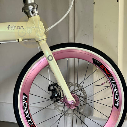 Sepeda lipat Fnhon Tornado 22 inch warna Beige dengan Shimano 9 gears desain ringan dan ringkas