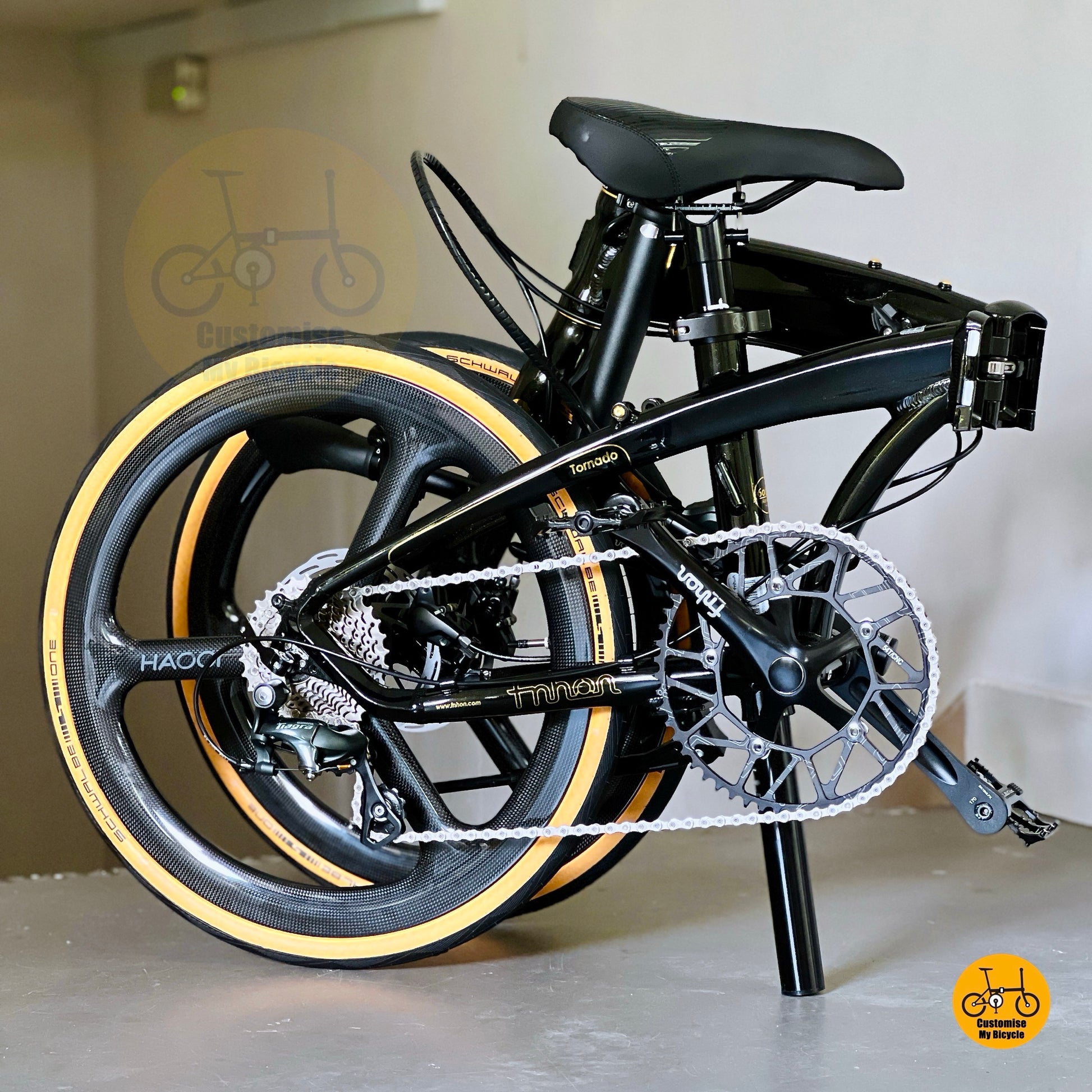 Sepeda Lipat Fnhon Tornado 22 Inci Hitam Emas Shimano 10 Kecepatan Rem Cakram Hidrolik Roda Karbon Sepeda Lipat Ringan