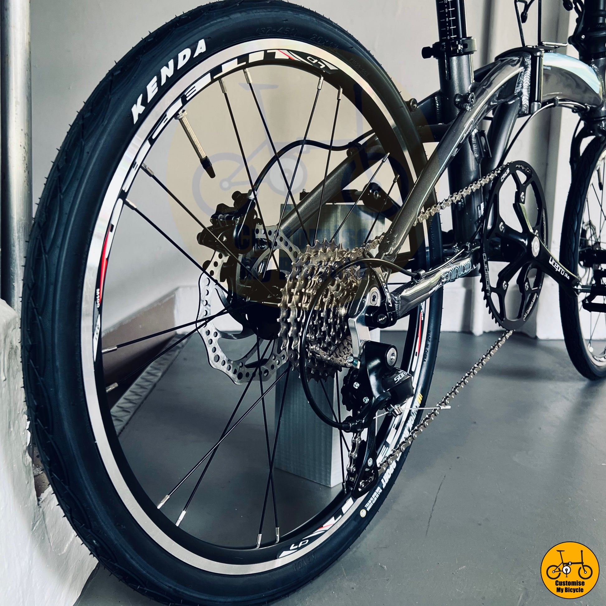 Sunshine 9 Gears Cassette on Sleek & Functional Fnhon Tornado 22-Inch Foldie – A Reliable Ride for Everyday Use
