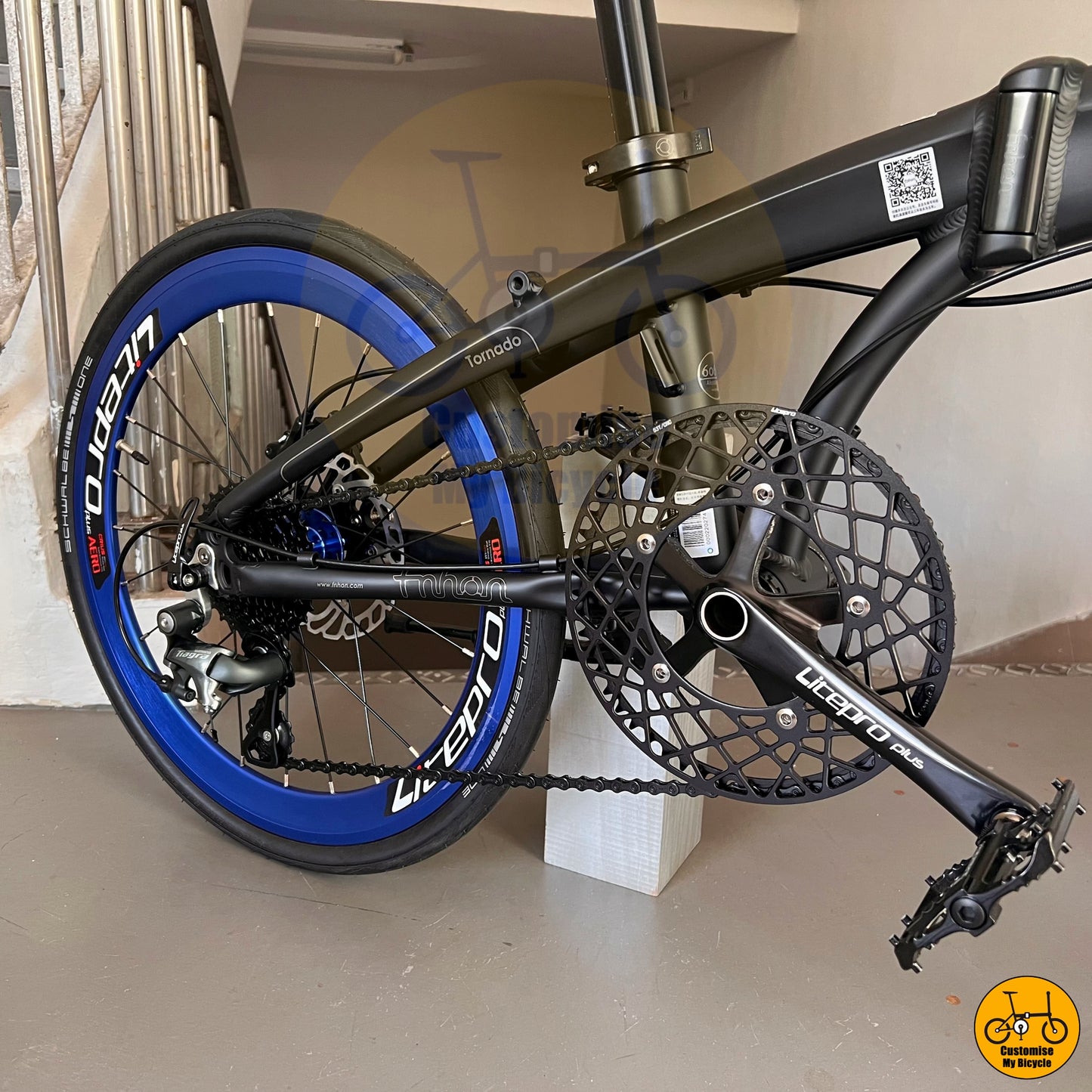 SUMC Black Chain on Fast & Stylish Foldie – Speedy Ride with Aerodynamic Blue Wheels
