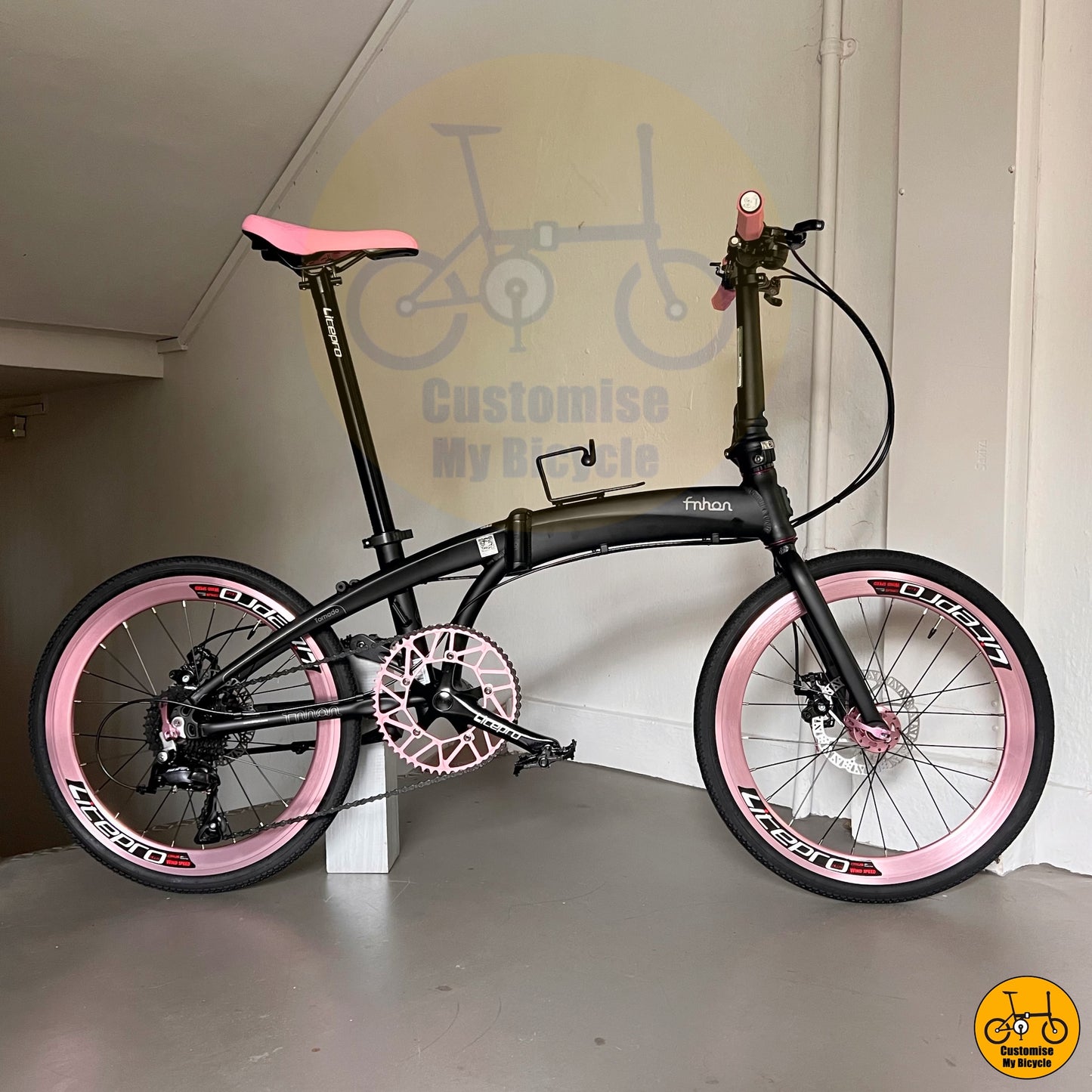 Matte Black Foldable Bicycle – Sleek Look with a Soft Pink Finish
