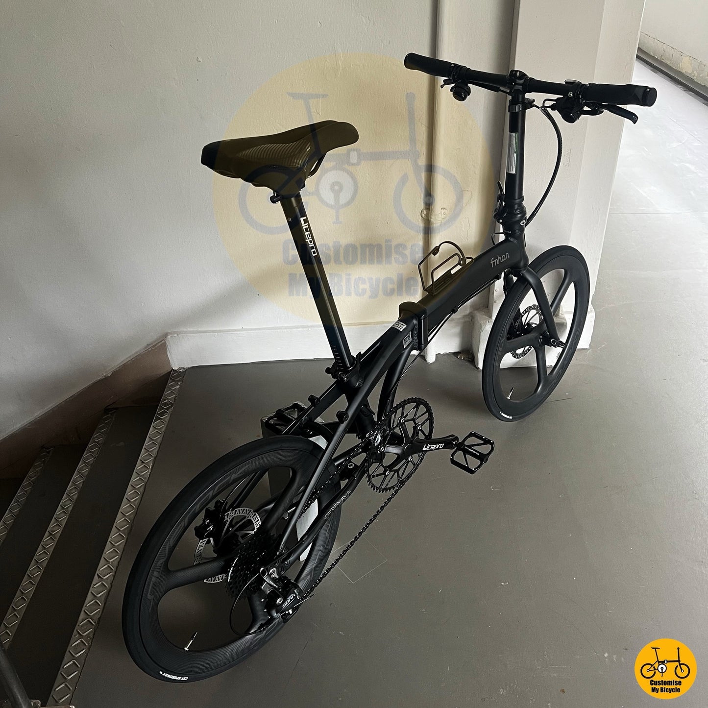 Basikal boleh lipat bergaya Batman, Fnhon Tornado 22” matte black dengan rekaan aerodinamik
