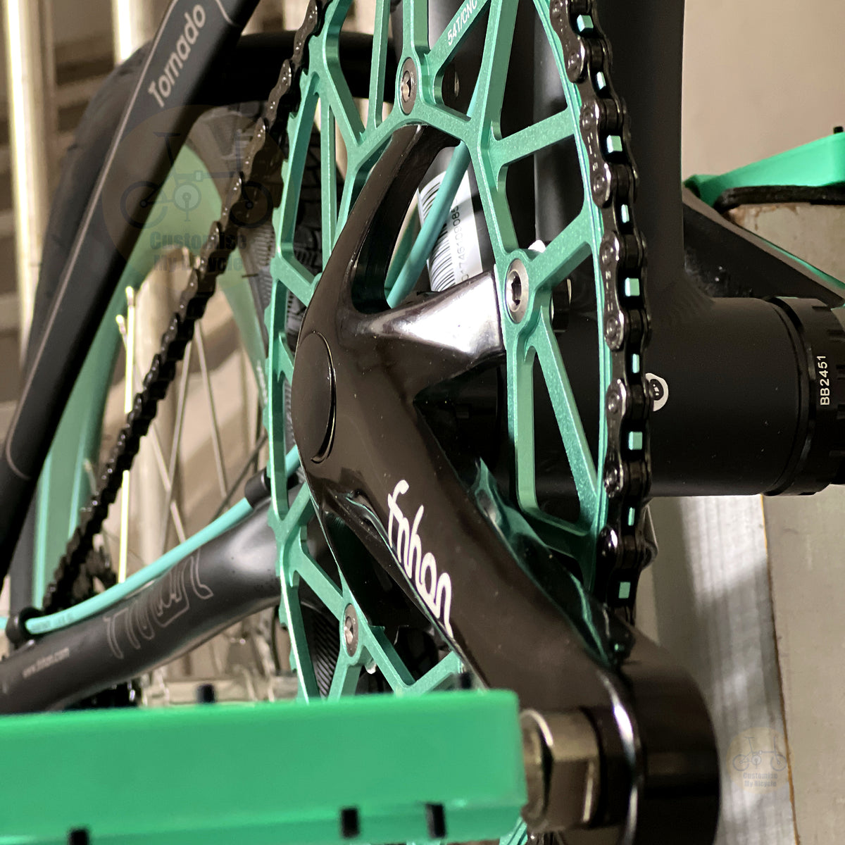 Fnhon Tornado 20" Matte Black folding bike frame material colour detail