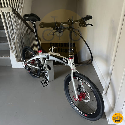 🧭 Lightweight and stylish, the Fnhon Tornado 22-inch foldable bicycle in polished silver is built for performance and comfort. With black rims, red hubs, and ergonomic grips, it’s your perfect companion for daily rides and seamless transport.