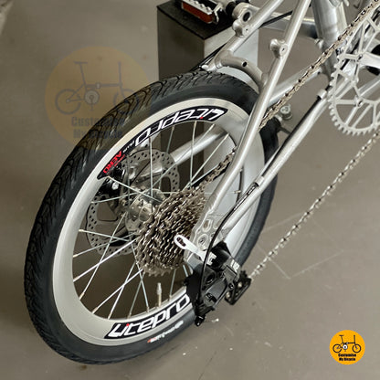 Rear drivetrain of Fnhon Zephyr 18” polished silver, highlighting Shimano derailleur, cassette, and precise chain alignment.
