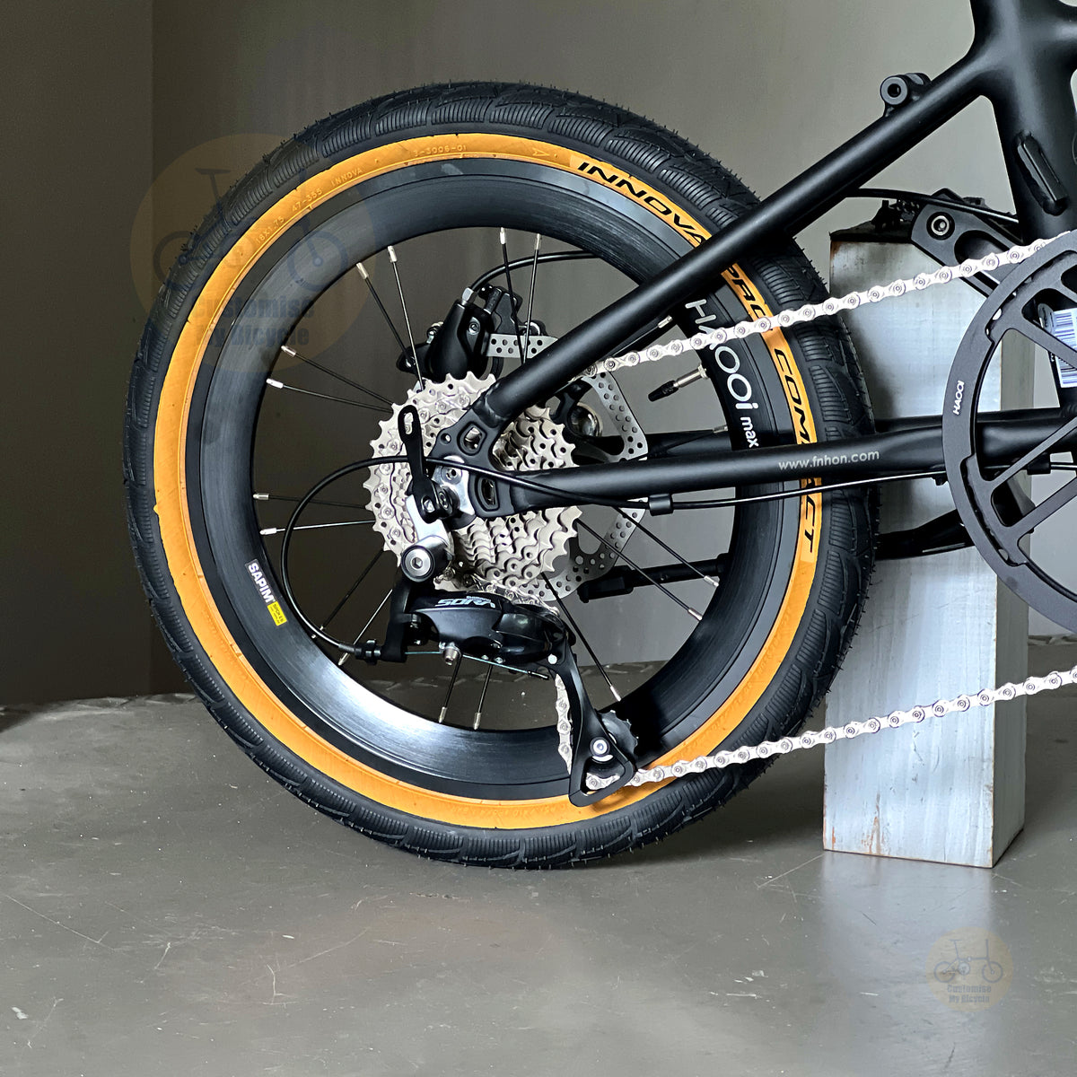 Fnhon Monsoon Mini 18" Matte Black folding bike frame material colour detail
